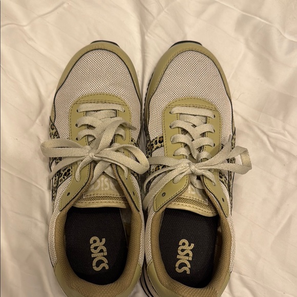 Stylish Beige and Leopard Print Women's Sneakers - Picture 6 of 6